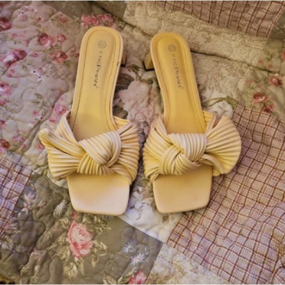 None Shoes - Stepway Women's Chic Cream Bow Heels